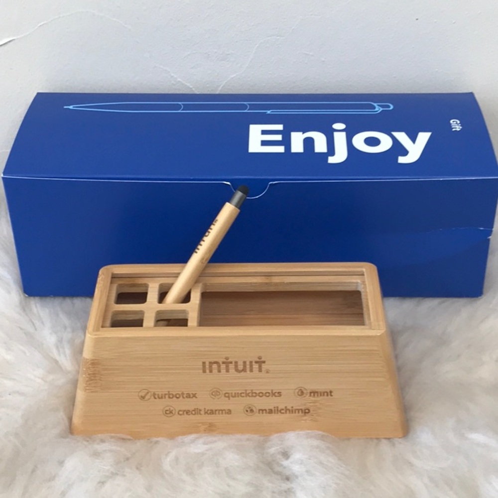 New in box INTUIT logo solid wood pen holder and pen Turbotax Quickbooks